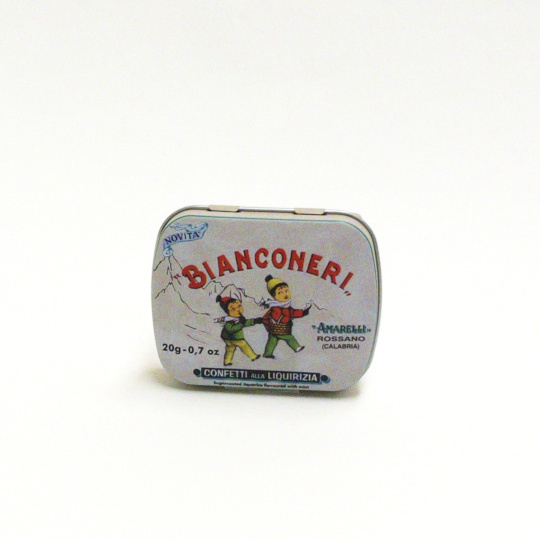 Pure liquorice with mint and vanilla sugar coating in the tin, italian