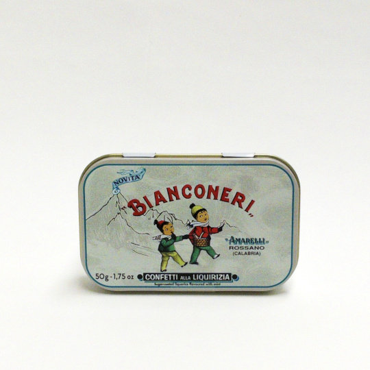 Pure liquorice with mint and vanilla sugar coating in the tin, italian