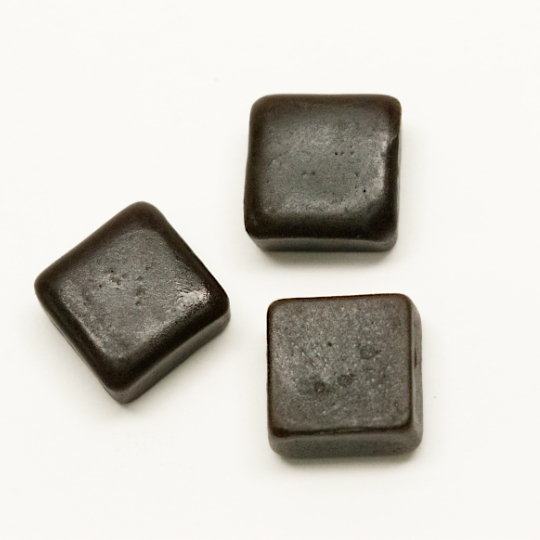 Mild liquorice cubes with sweetener, dutch